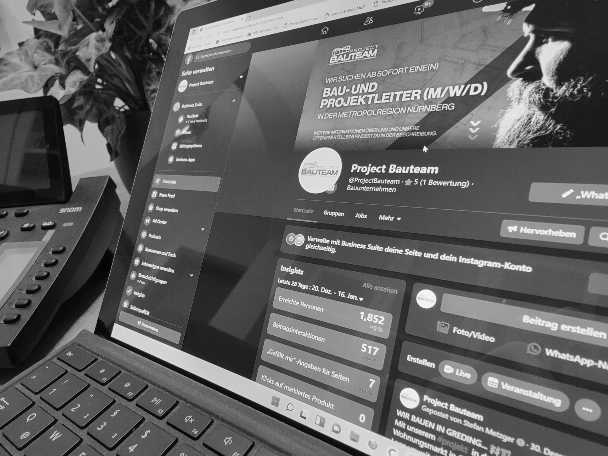 Laptop zeigt das Karriereportal des Project Bauteam mit einer Stellenanzeige