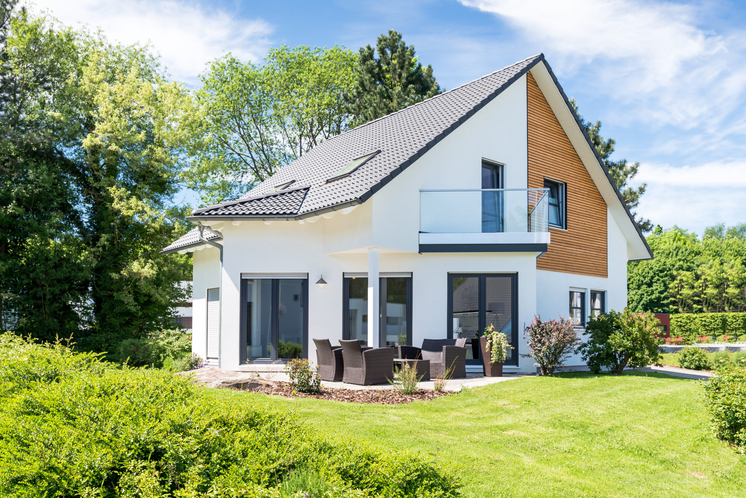 Saniertes Einfamilienhaus mit Garten bei Sonnenschein
